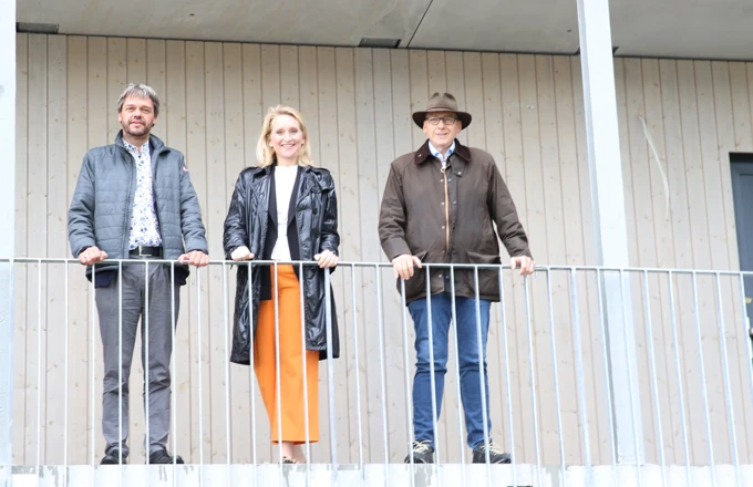 Gruppenbild mit Richtbaum (v.l.n.r.): Joachim Nägele, Geschäftsführer Rhomberg Bau und WoodRocks Gmbh, Lindaus Oberbürgermeisterin Dr. Claudia Alfons sowie GWG-Geschäftsführer Alexander Mayer. Bildnachweis: Rhomberg Bau Gruppenbild mit Richtbaum (v.l.n.r.): Joachim Nägele, Geschäftsführer Rhomberg Bau und WoodRocks Gmbh, Lindaus Oberbürgermeisterin Dr. Claudia Alfons sowie GWG-Geschäftsführer Alexander Mayer. Bildnachweis: Rhomberg Bau